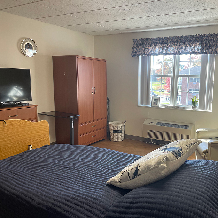Cozy, well-furnished room with a bed and natural light.