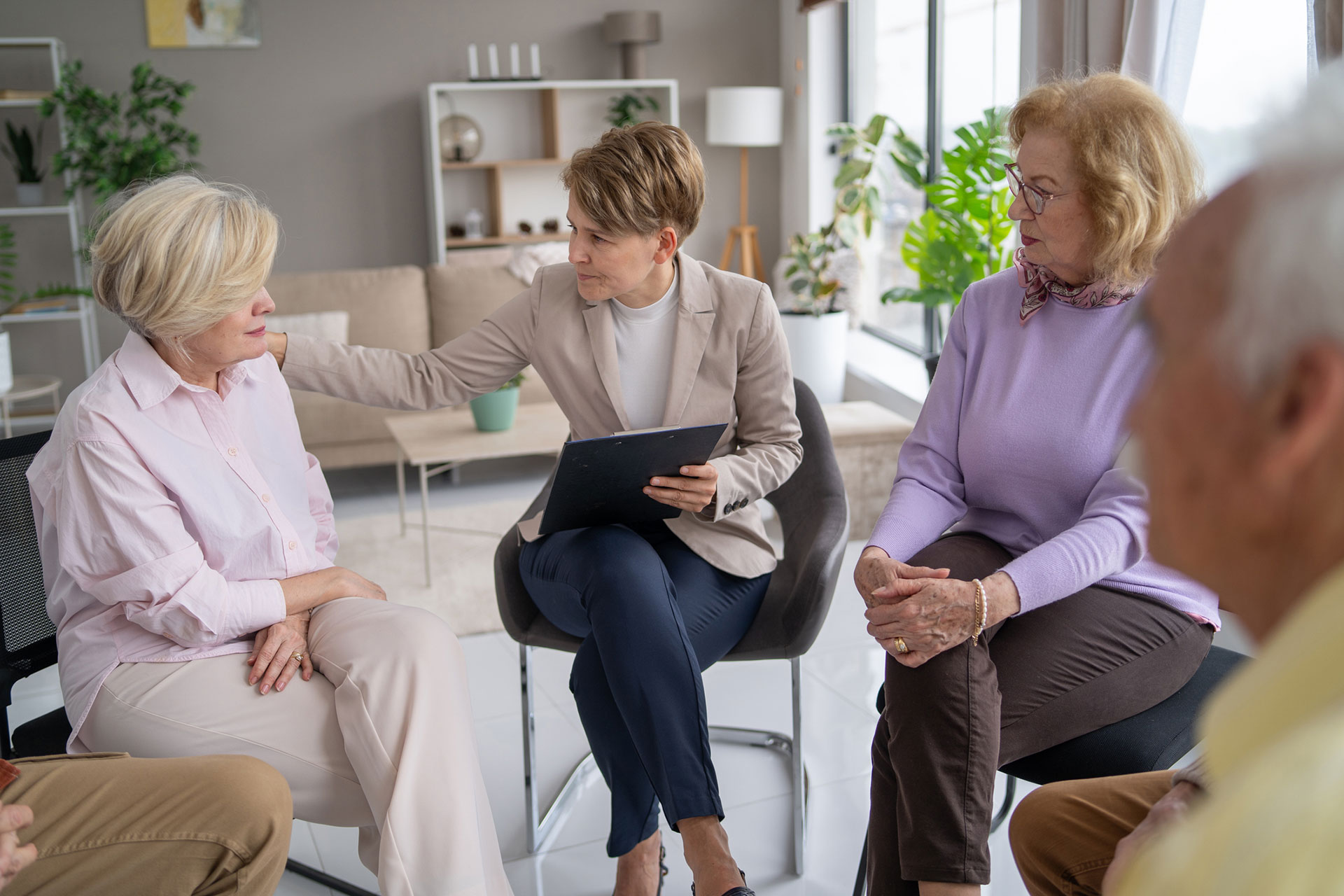 Group discussion with a therapist and elderly participants.