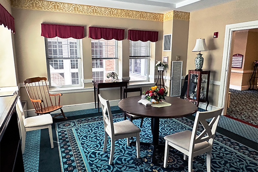 Cozy, well-furnished room with a round table and chairs.